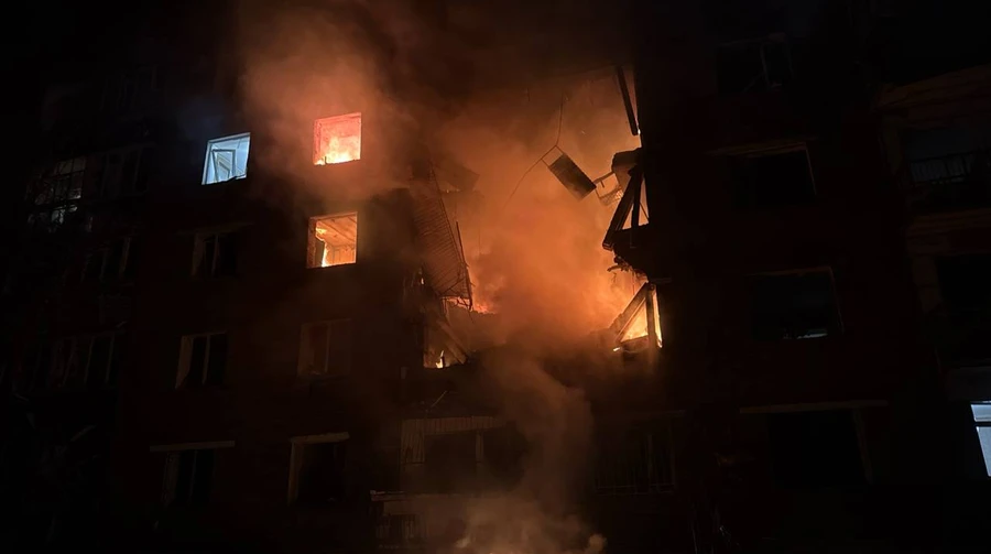 Росіяни вдарили по Сумщині: у Конотопі частково зруйнована багатоповерхівка, під завалами можуть бути люди