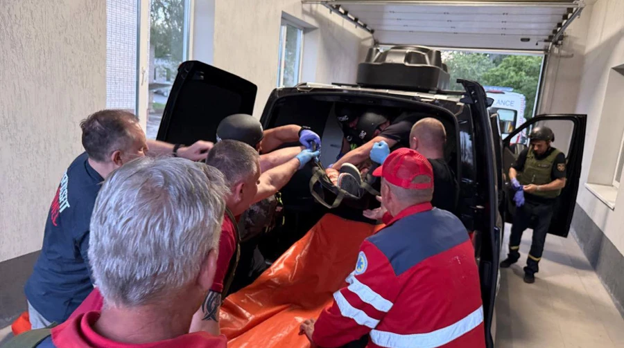 У Нікополі через російський обстріл поранені семеро людей, серед них – немовля