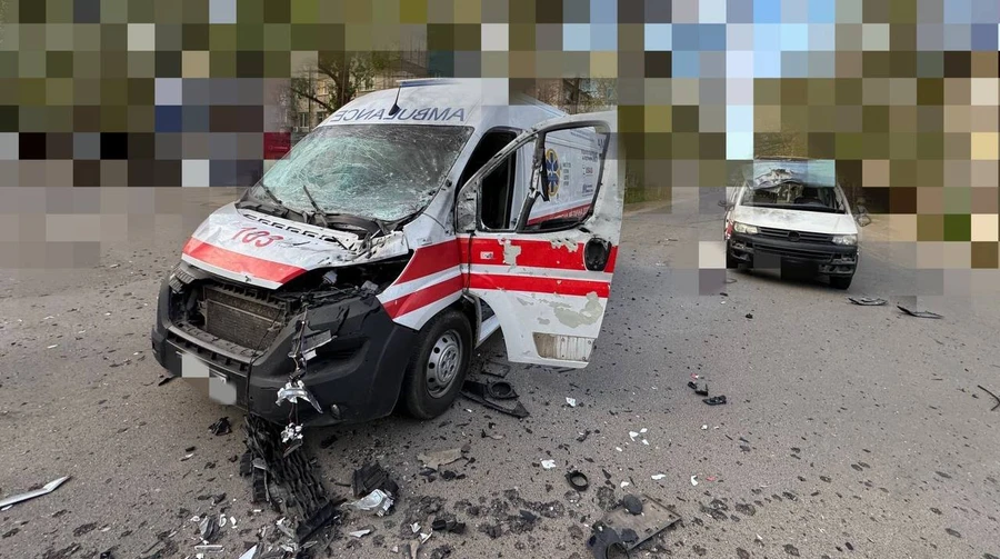 Окупанти атакували авто та “швидку” в Херсоні, є загиблий та поранені