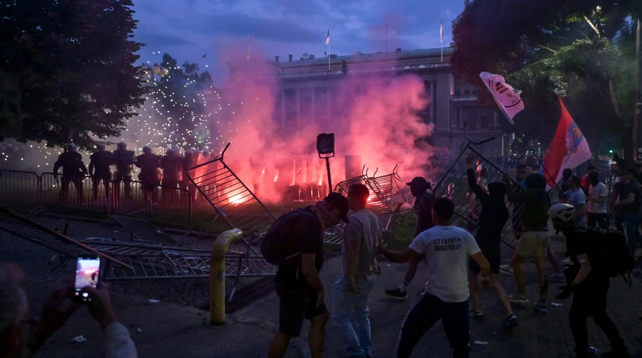 У Сербії сталися сутички між поліцією та протестувальниками, які вимагають відставки Вучича