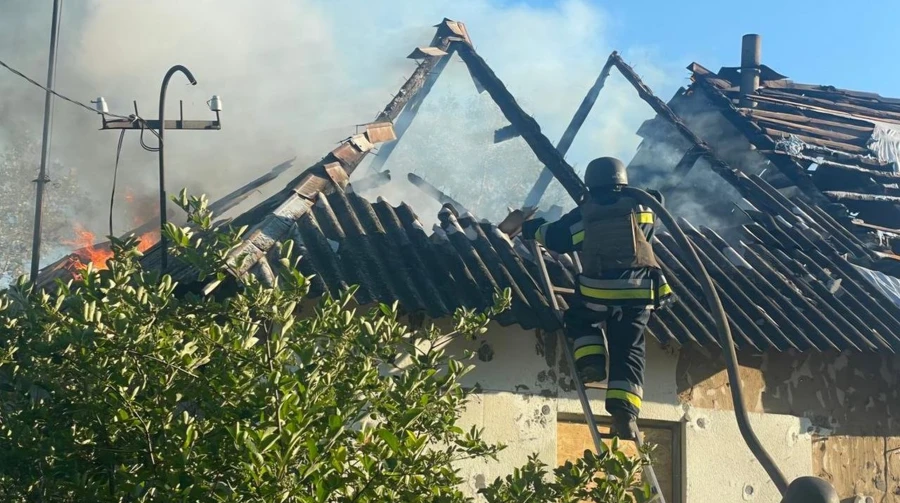 На Дніпропетровщині через російські удари 2 поранених, горіли будинки