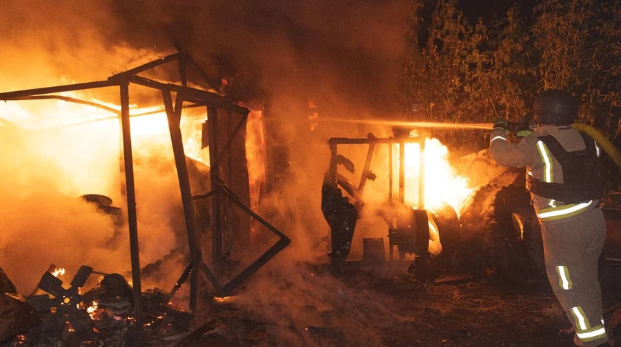 Окупати знову вдарили по 2 АЗС у Сумах: вирувала пожежа