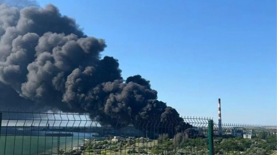 Керченський міст перекривали на всю ніч, на півострові лунали вибухи, вирують пожежі