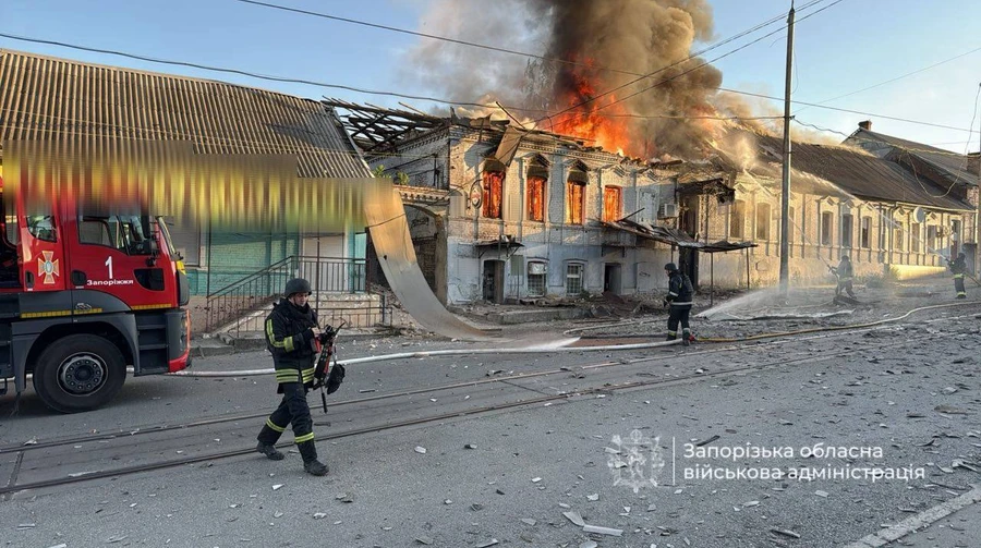 Росіяни дронами атакували Запоріжжя: виникла пожежа, загинула жінка, троє поранених