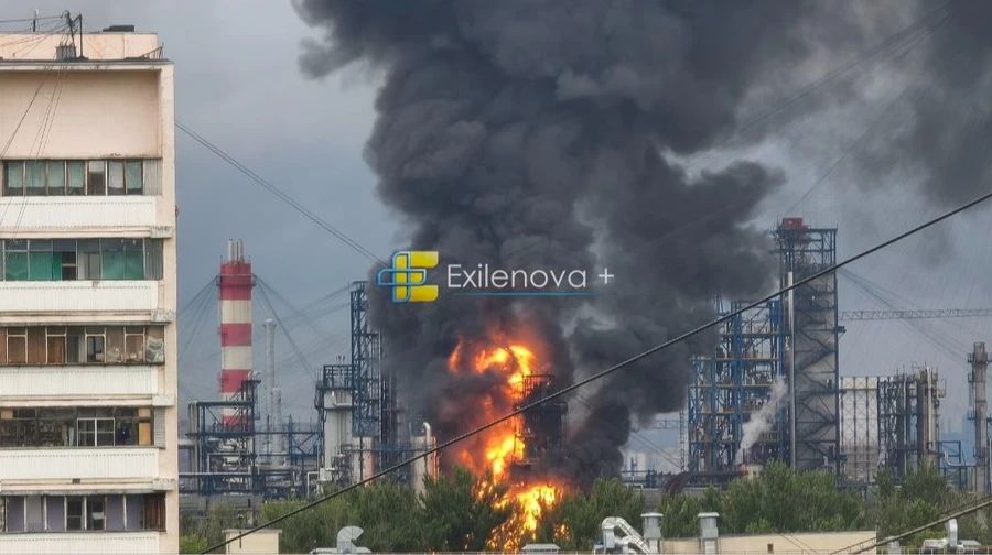 Мер Москви заявив про атаку дронів: у російській столиці палає НПЗ