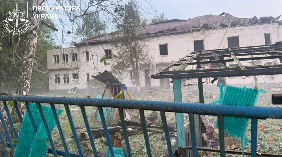 Окупанти вдарили з РСЗВ “Торнадо-С” по Чугуєву – поранили дитину і пошкодили дитсадок