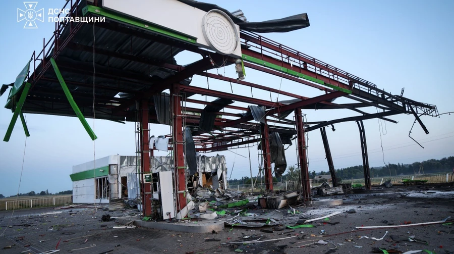 Росіяни за ніч атакували 4 АЗС та будівлю пожежної частини на Полтавщині