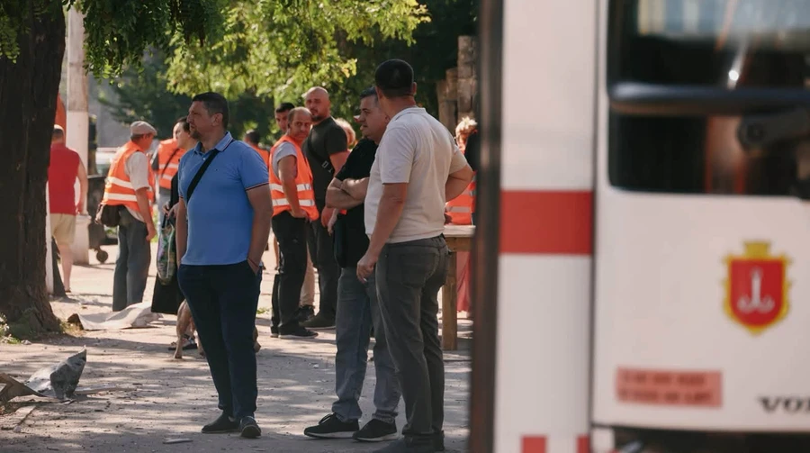 У День жалоби росіяни знову вдарили по Одесі: пошкоджено АЗС і навчальний заклад