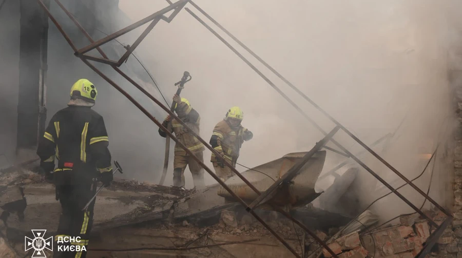 У Києві пролунали вибухи до оголошення тривоги: ворог атакував балістикою, 10 постраждалих