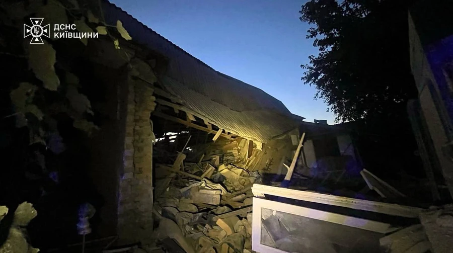 На Київщині внаслідок російської атаки зруйновано будинок, постраждали 4 дорослих та дитина