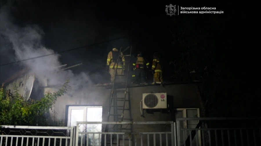 У Запоріжжі внаслідок ворожої атаки пожежа охопила будівлю вишу – ОВА
