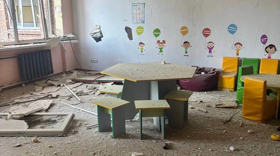 У Києві уламки впали між житловими будинками, пошкоджені два заклади освіти