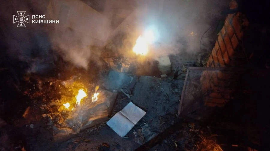 На Київщині через російські атаки горів склад, постраждали двоє людей