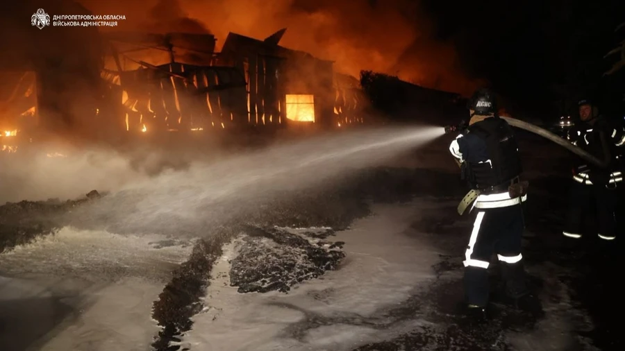 Рятувальники дістали з-під завалів ще одне тіло: через російський удар по Дніпру загинули четверо людей