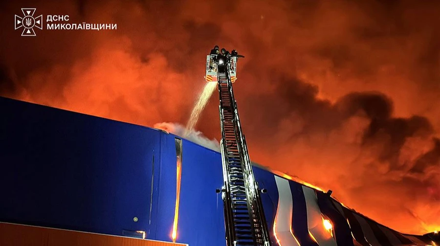 Рятувальники показали наслідки російських ударів по ТЦ у Миколаєві