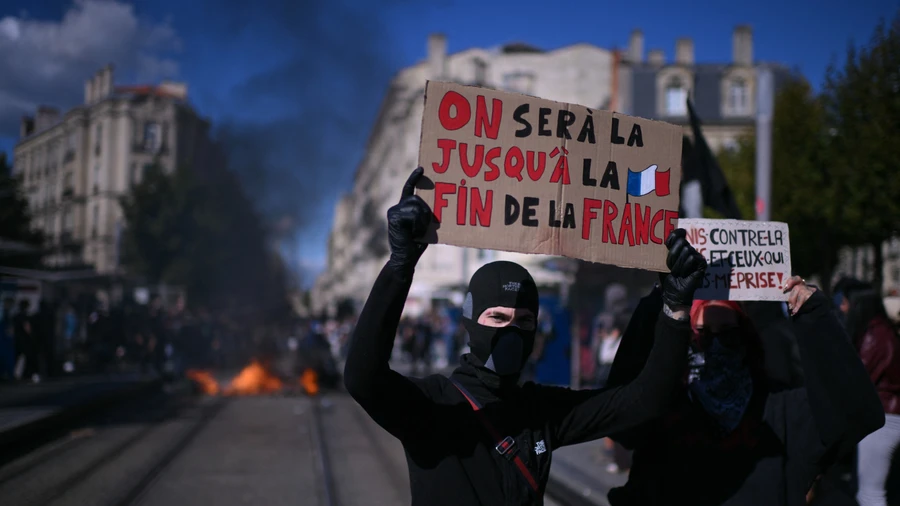 Через вандалізм на протестах у деяких містах Франції ввели комендантську для неповнолітніх
